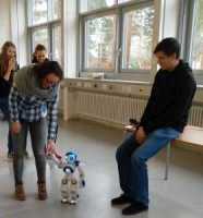 Zum Artikel "17.02.2016: Der 1ph-Kurs des Eichendorff Gymnasiums Bamberg besucht den Lehrstuhl FAPS."