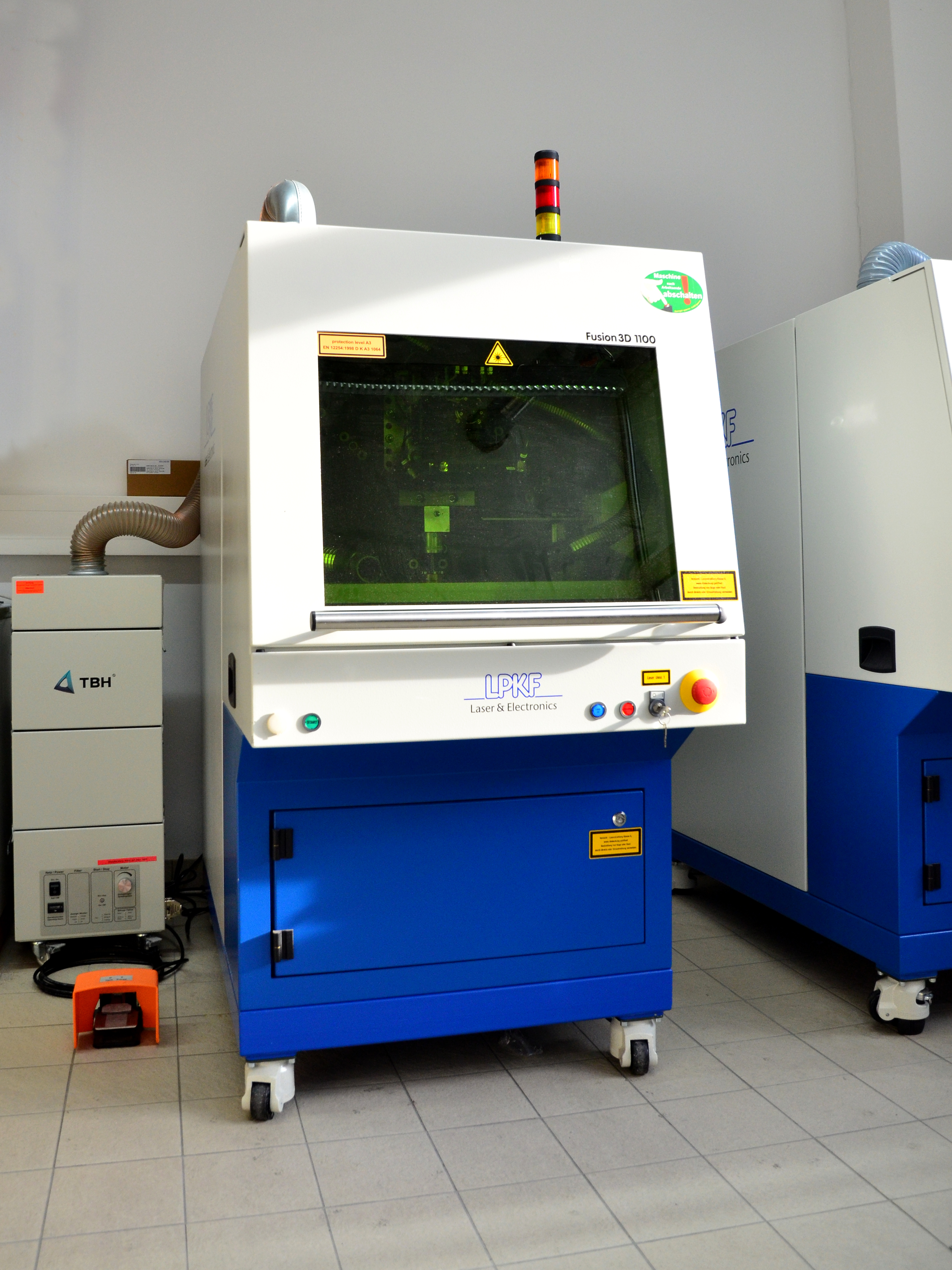 Zum Artikel "11.10.2017: Firma Bosch spendet dem Lehrstuhl eine Laserbearbeitungsmaschine für 3D-MID´s"