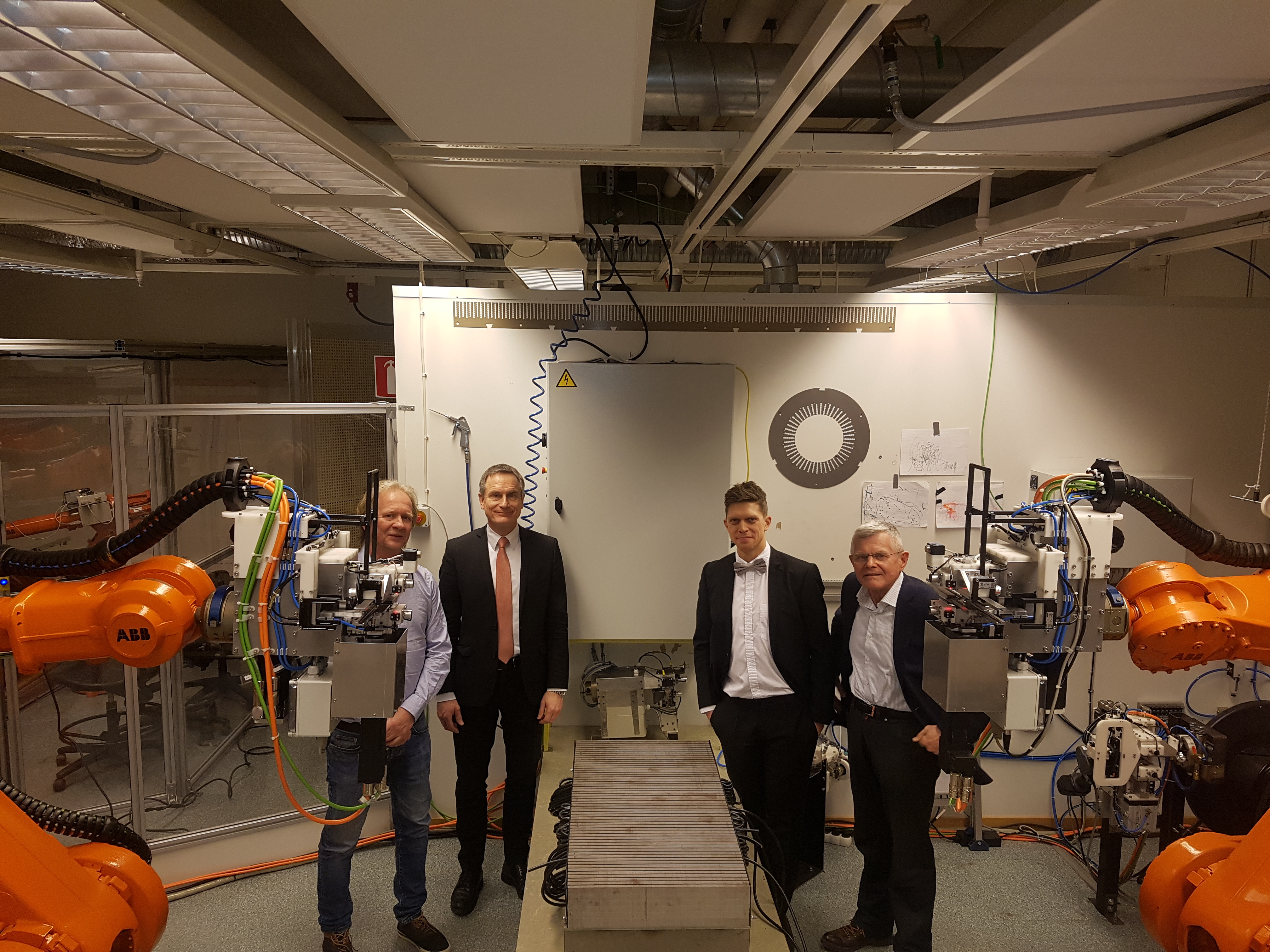 Zum Artikel "02.02.2018: Erik Hultman promovierte an der Universität Uppsala im Bereich robotergestützten Kabel-Wickelns"