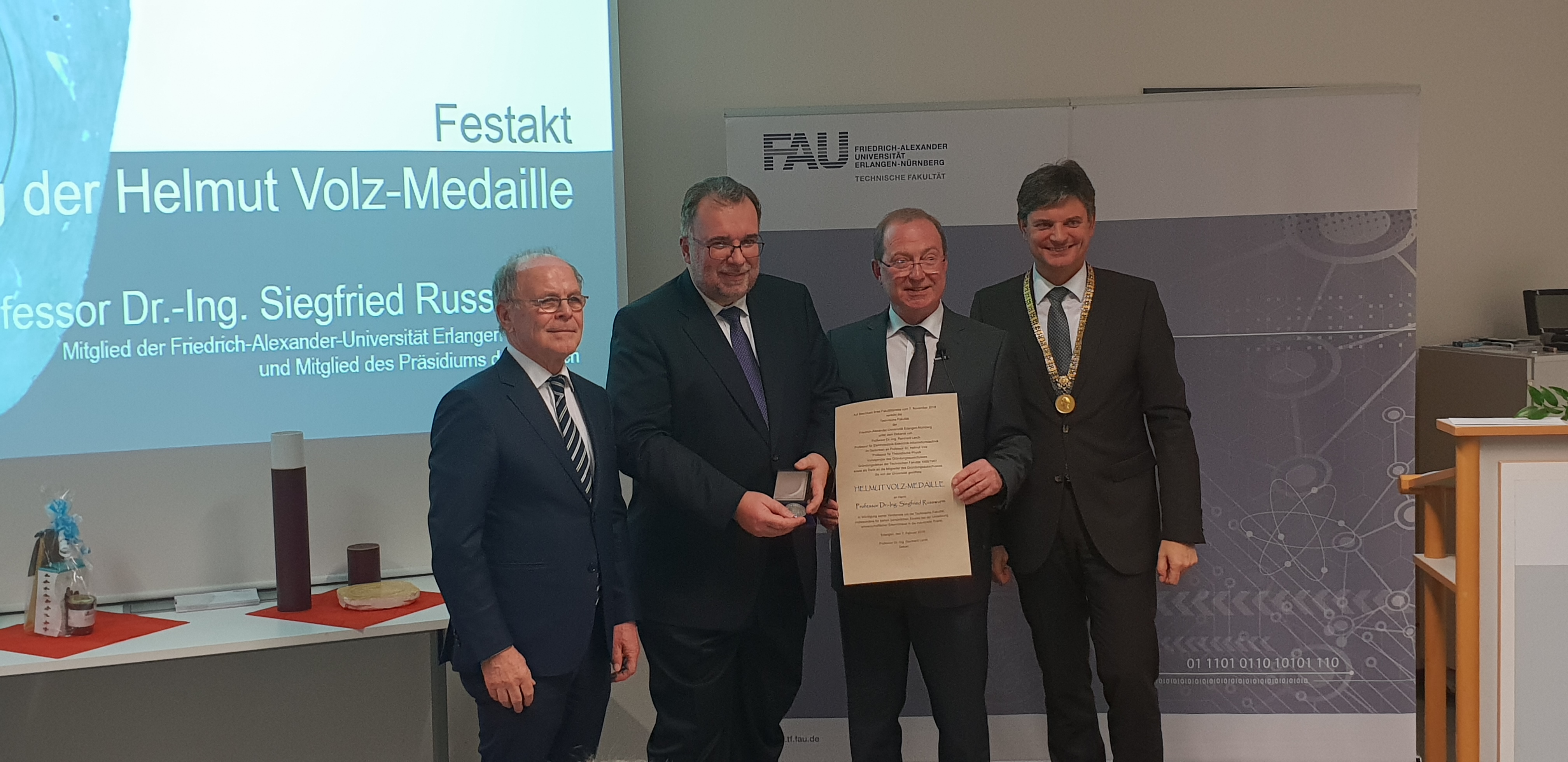 Zum Artikel "07.02.2019 Verleihung der Helmut Volz-Medaille an Herrn Prof. Siegfried Russwurm"