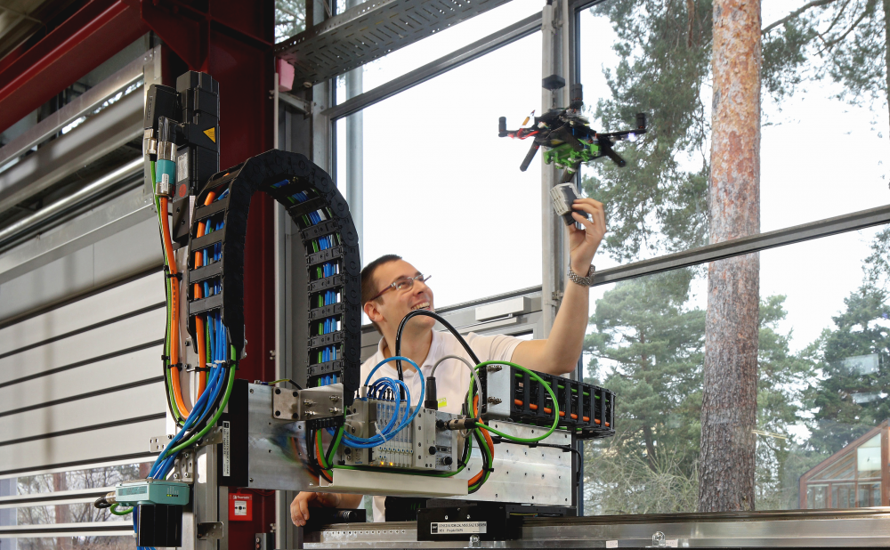 Zum Artikel "21.05.2019: Forschungsprojekt AIRKom zum Einsatz autonomer Flugroboter für den vollautomatisierten innerbetrieblichen Materialtransport gestartet"