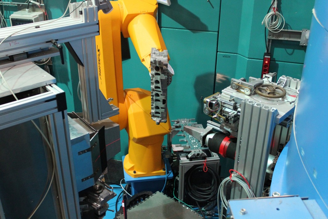Zum Artikel "01.07.2019: Forschungsprojekt RAPtOr zur hochgenauen, robotergestützen Probenpositionierung bei der Neutronendiffraktometrie gestartet"