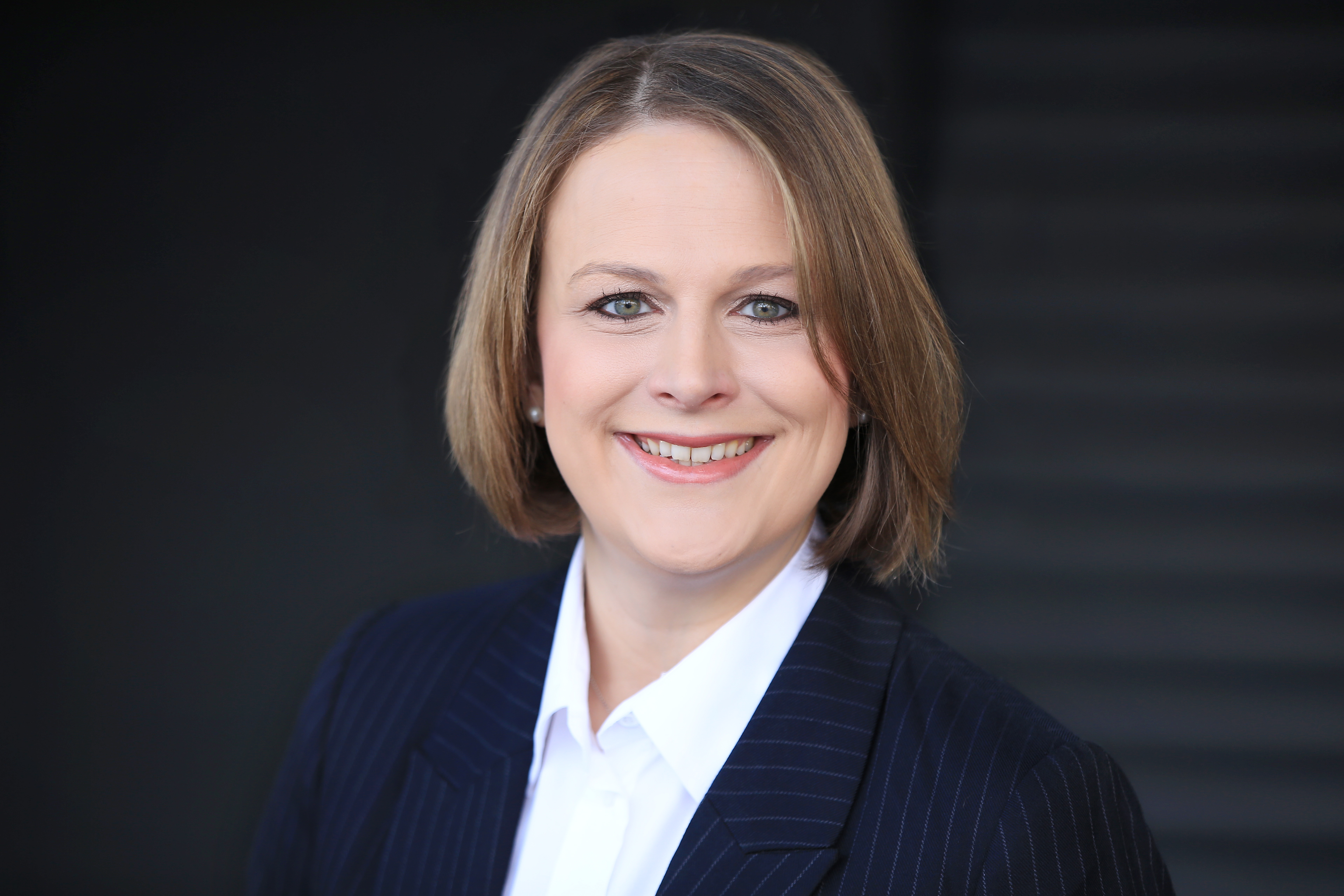 Zum Artikel "12.07.2019: Eva Bogner schließt ihre Promotion am Lehrstuhl FAPS ab."