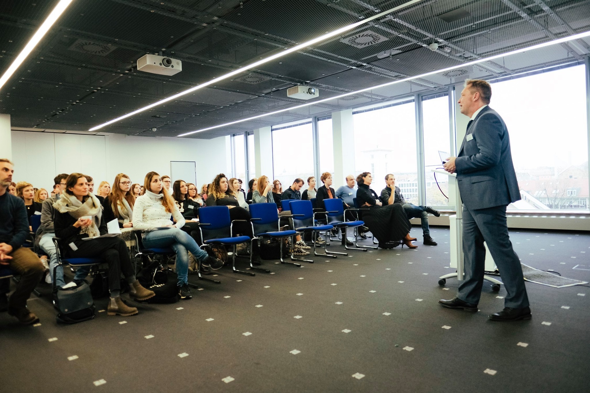 Zum Artikel "22.11.2019: FAPS und die digital future of communication"