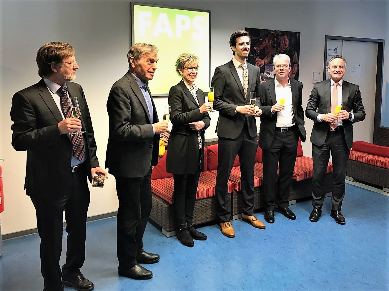 Zum Artikel "19.12.2019: Toni Donhauser schließt seine Promotion am Lehrstuhl FAPS mit Auszeichnung ab."