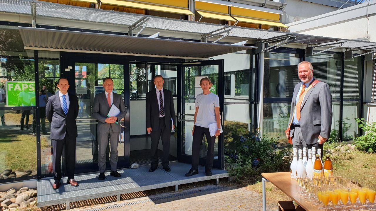 Zum Artikel "22.07.2020: Tobias Gläßel schließt seine Promotion am Lehrstuhl FAPS ab."