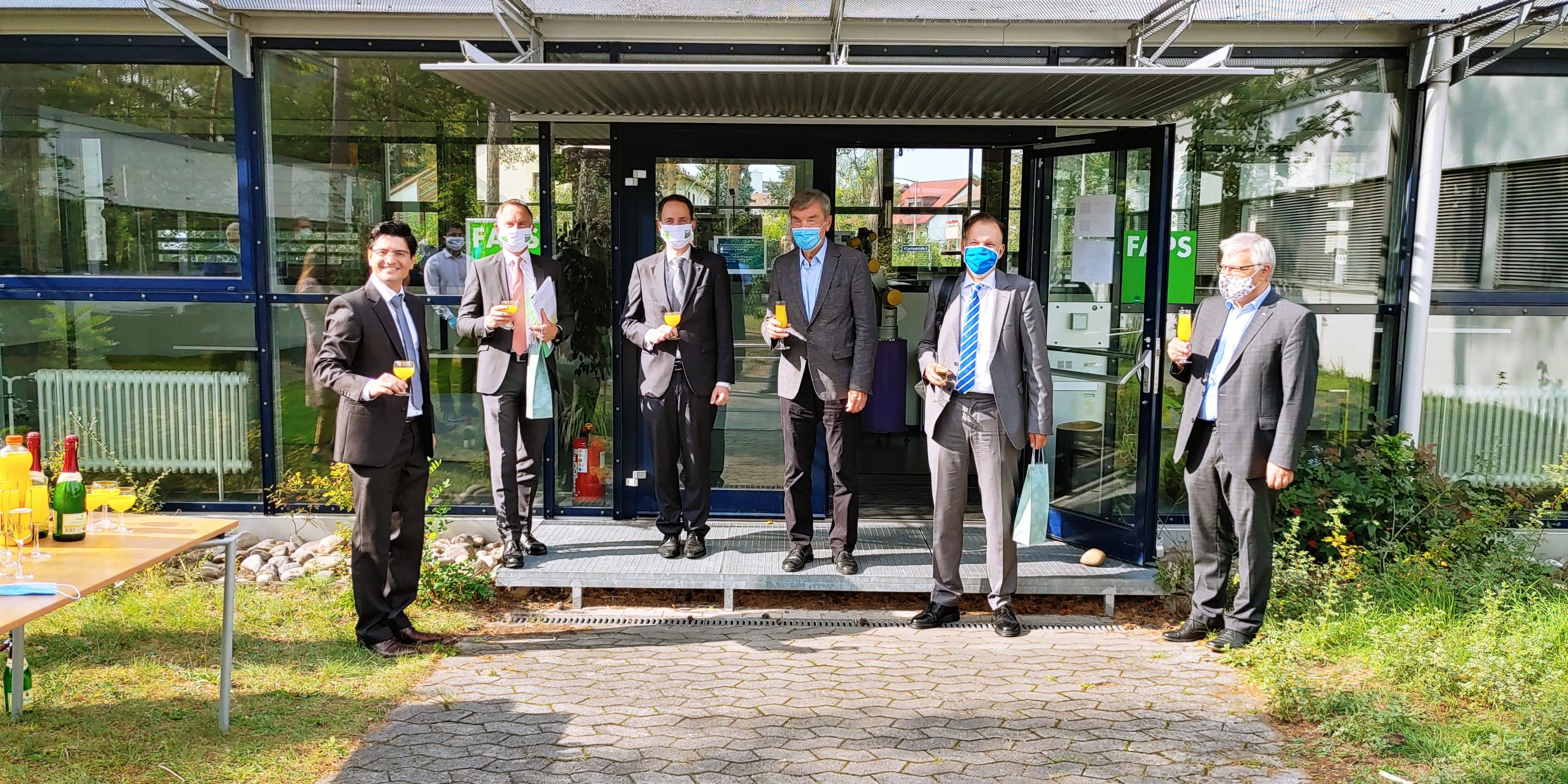 Zum Artikel "24.09.2020: Alireza Esfandyari schließt seine Promotion am Lehrstuhl FAPS ab."