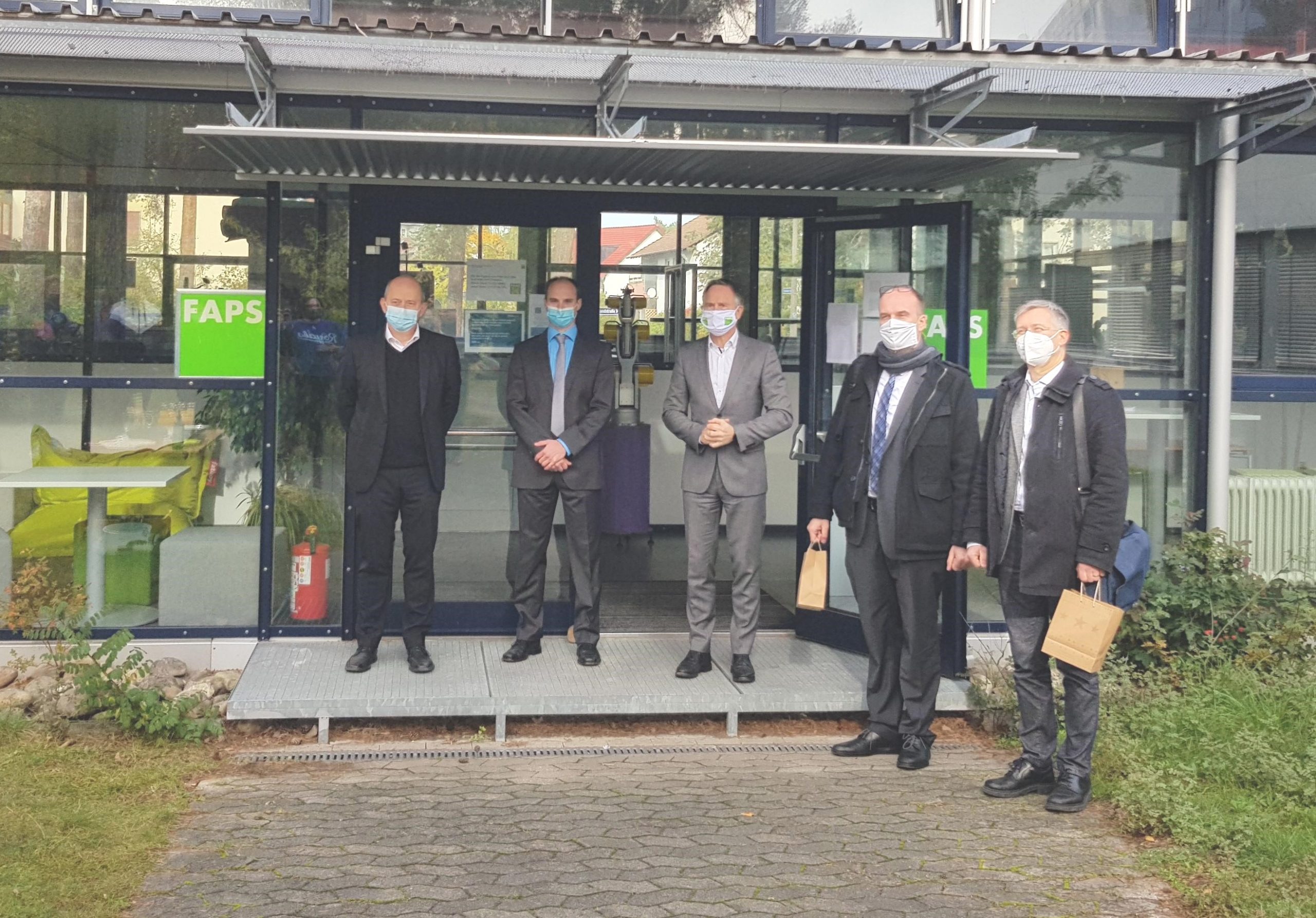Zum Artikel "20.10.2020: Maximilian Landgraf schließt seine Promotion am Lehrstuhl FAPS ab."