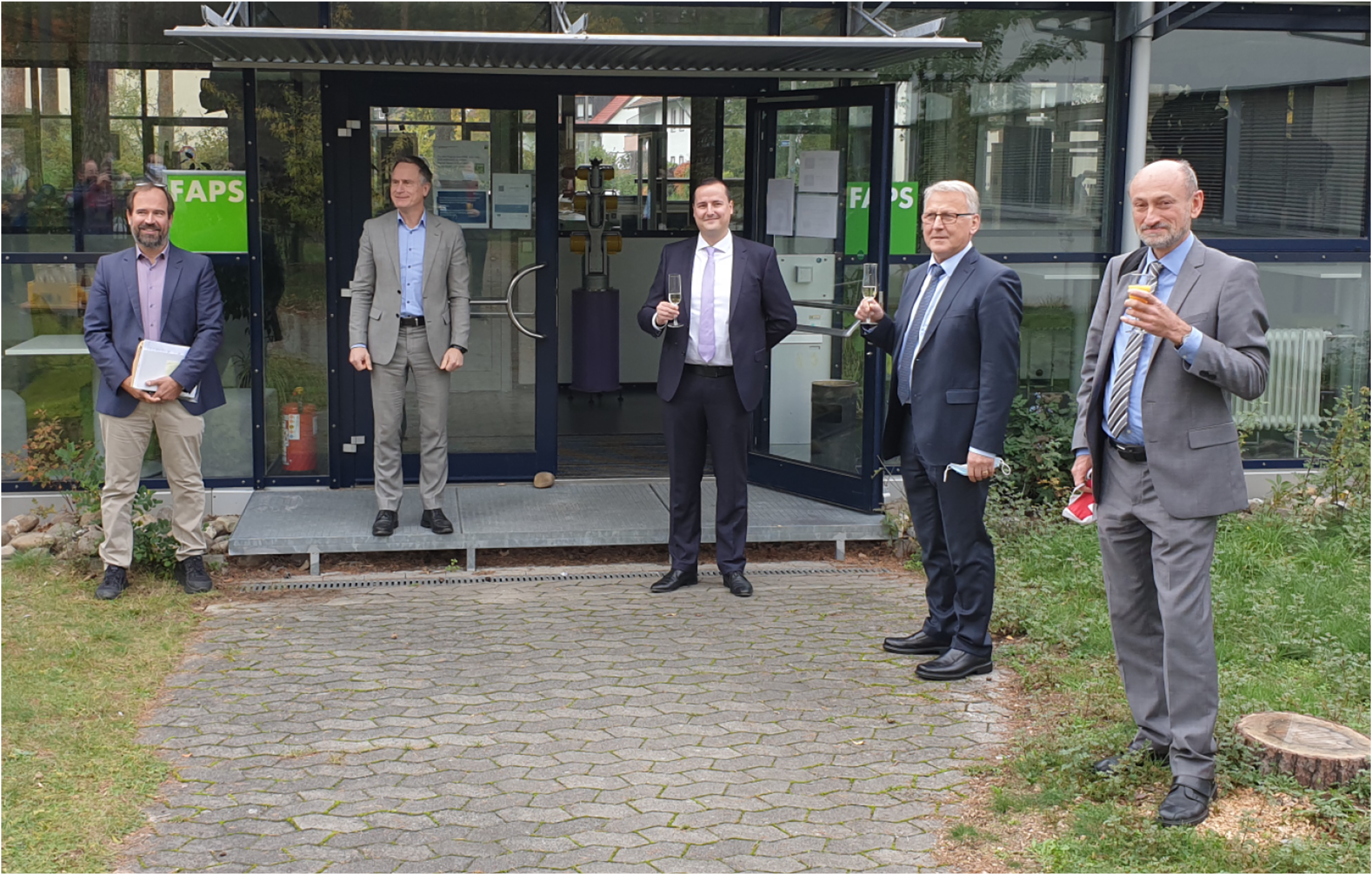 Zum Artikel "19.10.2020: Thomas Reitberger schließt seine Promotion am Lehrstuhl FAPS ab."