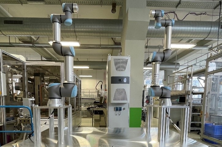 Zum Artikel "16.08.2021: Zwei kollaborative Kinematiken von UR am E|Drive-Center eingetroffen"