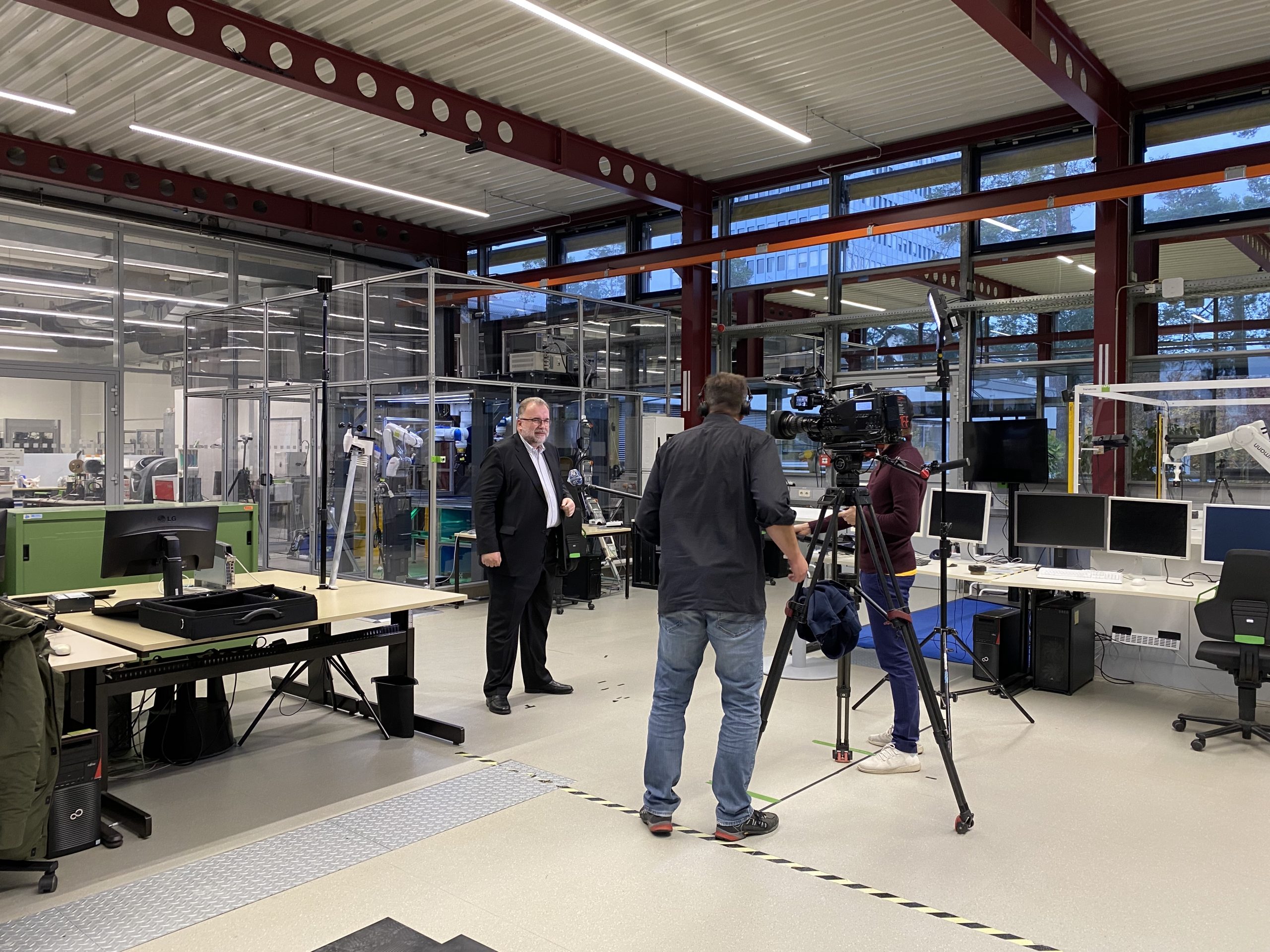 Zum Artikel "03.11.2021: Die FAPS Laborhalle als Kulisse für die ARD Tagesthemen"