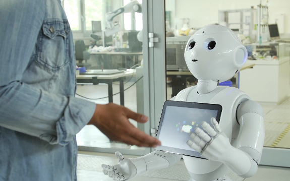 Zum Artikel "21.06.2022: Nürnberger Nachrichten berichten über den Einsatz von Robotern im Alltag mit Sebastian Reitelshöfer als Experte"