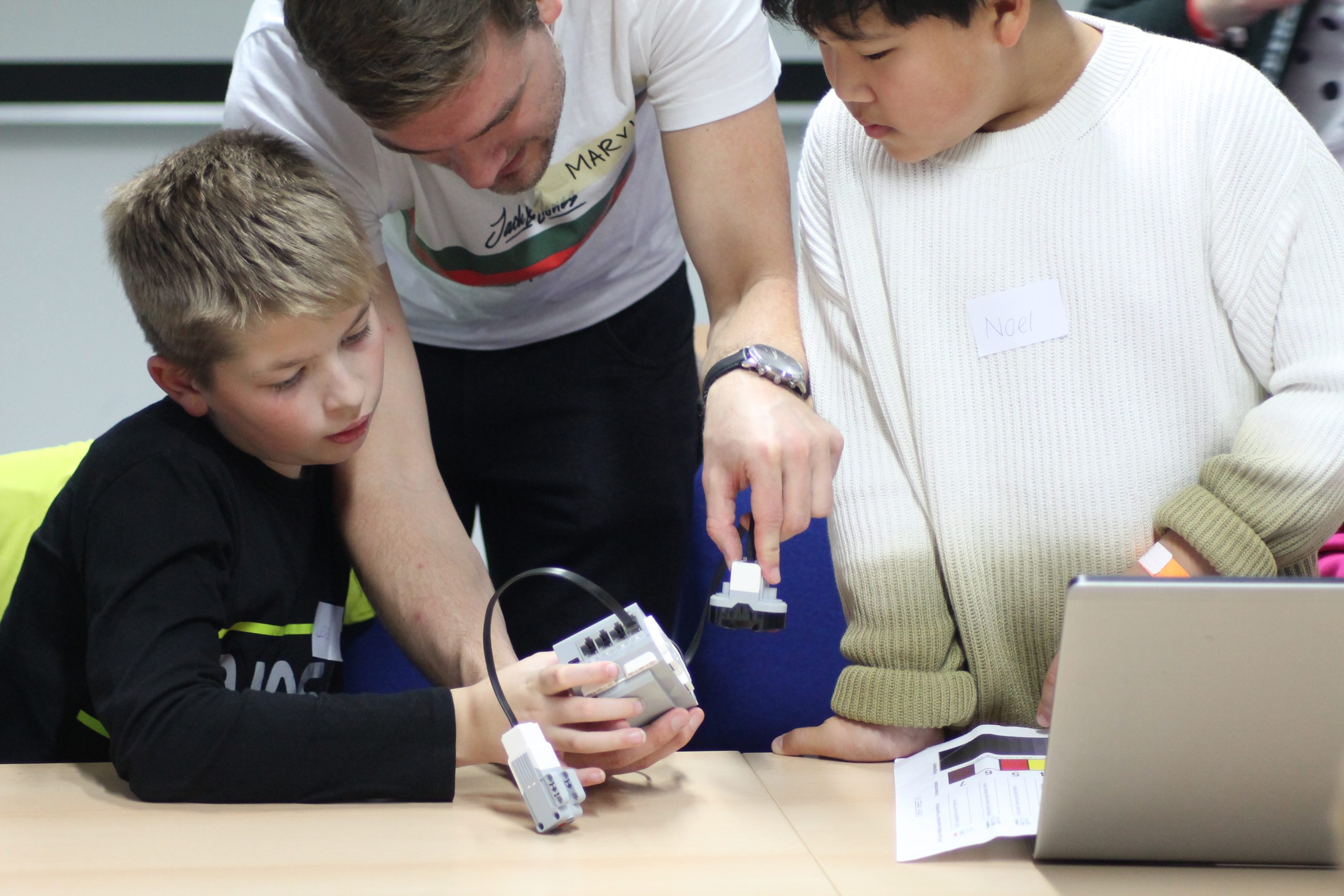 Zum Artikel "31.10.2022: Crashkurs Roboter: Selbst bauen leicht gemacht"