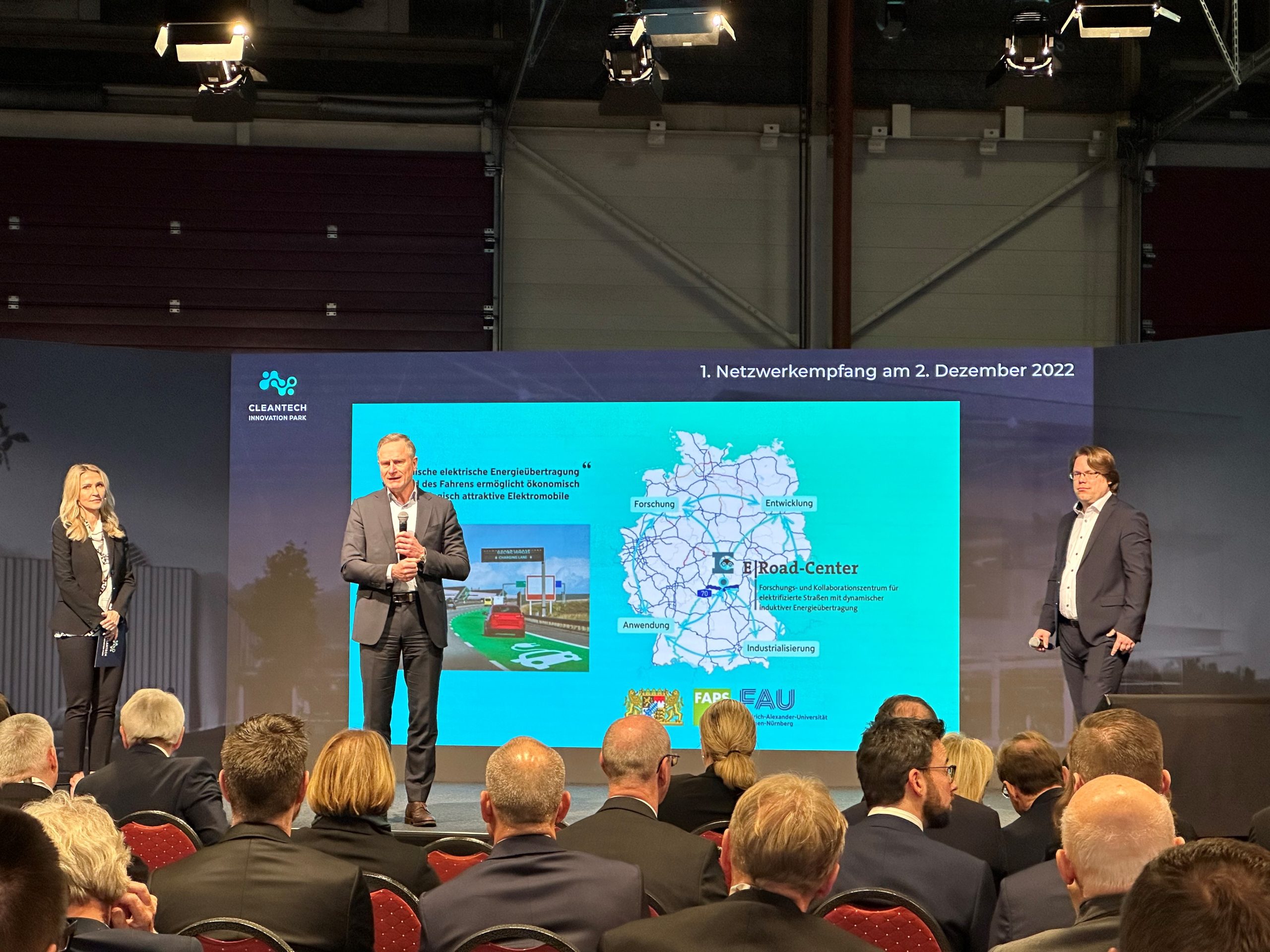 Zum Artikel "02.12.2022: Vorstellung der Initiative E|Road-Center beim 1. Netzwerkempfang des Cleantech Innovation Parks mit dem bayerischen Ministerpräsidenten Dr. Markus Söder"
